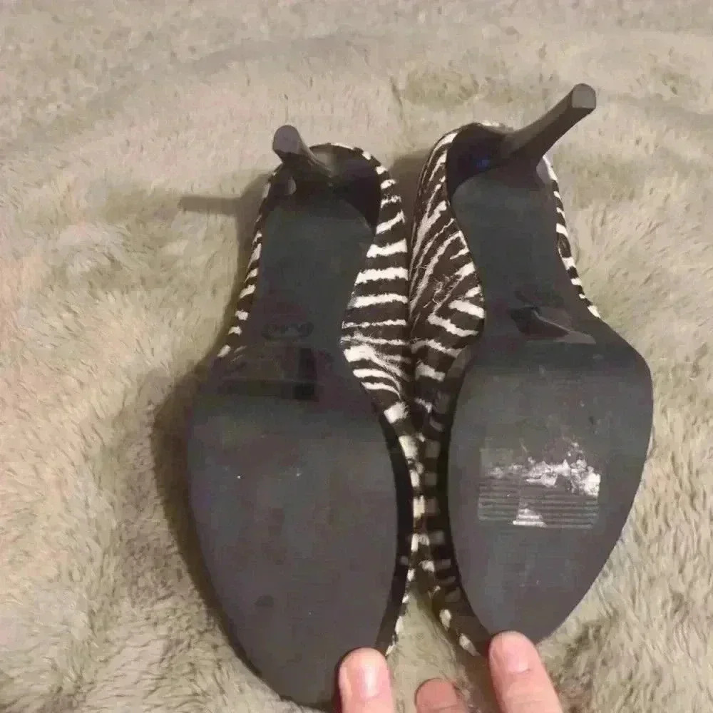 Michael Kors Real dyed cow hair zebra print heels. Size 7 1/2 - Picture 5 of 8